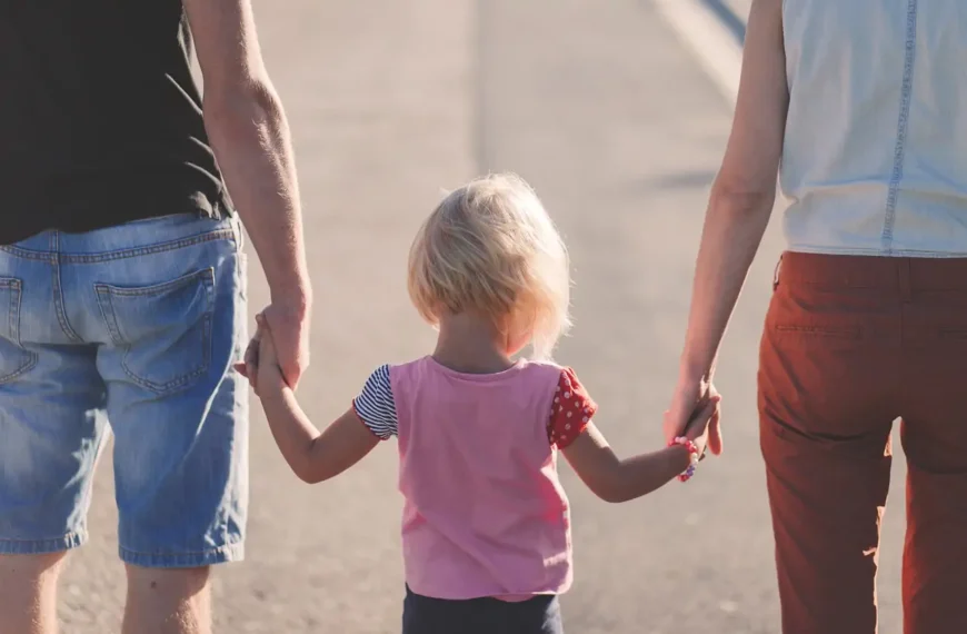 Ciampino, pugni e minacce davanti ai figli piccolI: «Se mi allontani, ti tiro l’acido». Assolto